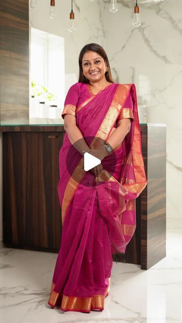 How To Carry Shawl With Saree, How To Wrap A Saree, Silk Saree Draping Styles, How To Drape A Saree, Dolly Jain Saree Draping, Draping Saree Style, Dolly Jain, Saree Styling, Saree Drape