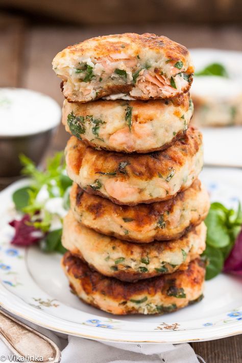 Salmon Cakes with Chive and Garlic Sauce Salmon Fritters, The Whoot, Salmon Cakes, Salmon Patties, Crab Cakes, Garlic Sauce, Fish Dishes, Seafood Dishes, Salmon Recipes