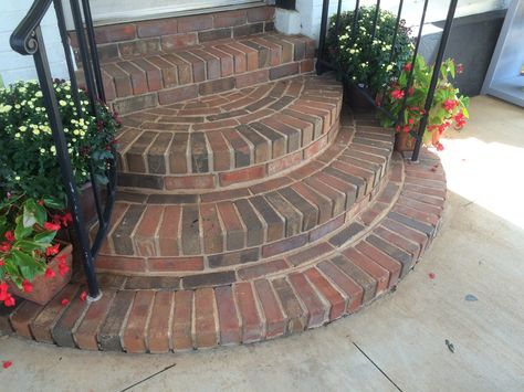 Brick steps at entry House Brick, Brick Porch, Spiral Garden, Front Door Steps, Front Porch Steps, Porch Stairs, Brick Projects, Brick Steps, Patio Steps