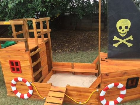 Diy Sandbox Ideas, Pirate Fort, Pallet Sandbox, Pirate Sail, Sandbox Ideas, Sandbox With Lid, Build A Sandbox, Sandbox Cover, Wooden Sandbox