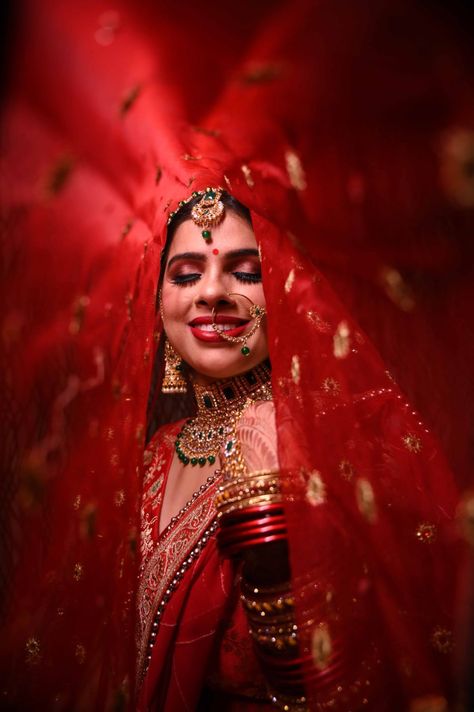 Bride Indian Poses, Bride Photo Poses Indian, Indian Bride Poses Photo Ideas, Bride Closeup Poses, Indian Bride Poses Portraits, Bride Parlour Shoot, Bridal Single Poses, Single Bride Poses Indian Wedding, Indian Wedding Bride Photoshoot