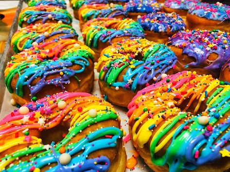 Gökkuşaği Pasta, Rainbow Sweets, Donut Ideas, Rainbow Donut, Rainbow Desserts, Unicorn Desserts, Creative Breakfast, About Rainbow, Disney Desserts