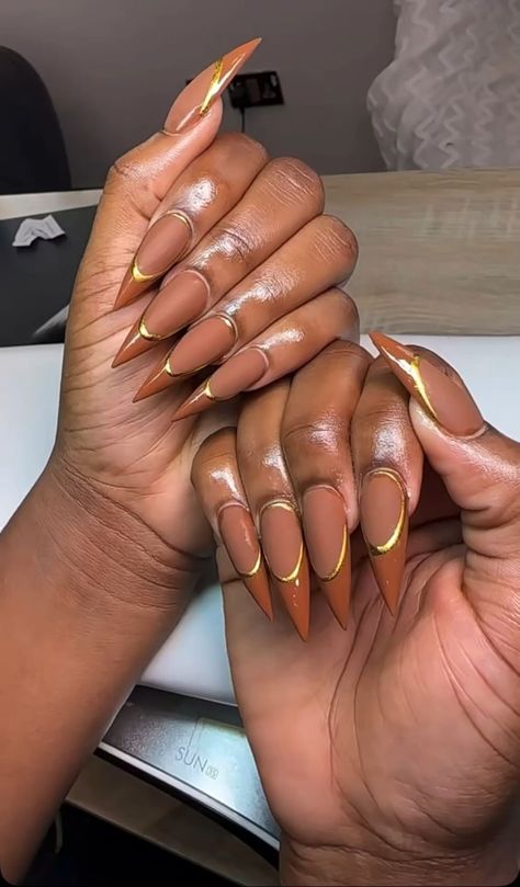 Fall Colors French Tip Nails, Stilleto Nails Fall Design, Stiletto Brown Nails, Brown Stiletto Nails Design, Fall Color Nails Acrylic, Stiletto Fall Nails, Fall Nail Designs Square, Brown Stiletto Nails, Fall Stiletto Nails Design