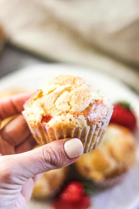 Strawberry Muffin, Muffins With Streusel Topping, Strawberry Muffin Recipes, Fresh Strawberry Recipes, Pancake Bites, Delicious Low Carb Recipes, Strawberry Dessert Recipes, Bisquick Recipes, Strawberry Muffins