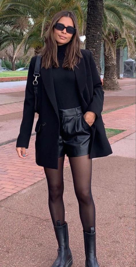 Winter Shorts Outfits, Leather Shorts Outfit, Elegantes Outfit Damen, Short Leather Skirts, Short Skirts Outfits, Edgy Aesthetic, Paris Outfits, Mode Casual, Looks Black