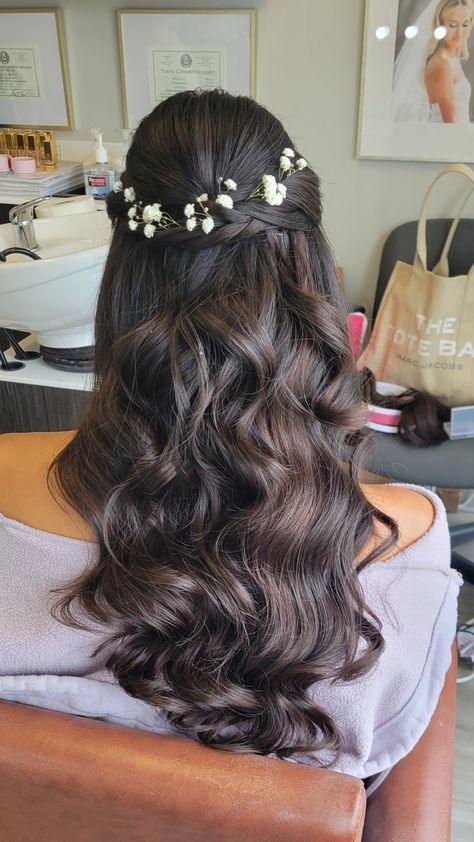 Brunette hairstyle for wedding Ring Ceremony Hairstyles, Open Hair With Flowers, Bridal Hairstyles Dark Hair, Half Up Half Down Wedding Hair With Flowers, Brunette Bride Hairstyles, Loose Curls Half Up Half Down, Brunette Bridal Hair, Ceremony Hairstyles, Open Hairstyle