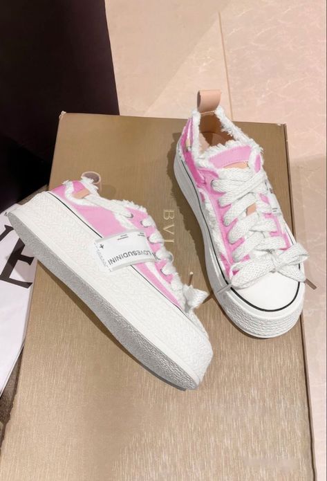 Japanese Sneakers, Shoes Back To School, Must Have Shoes, Sneakers Aesthetic, School Shoes Black, Fall Fashion 2023, Pretty Sneakers, Mode Shoes, Fashion Japanese