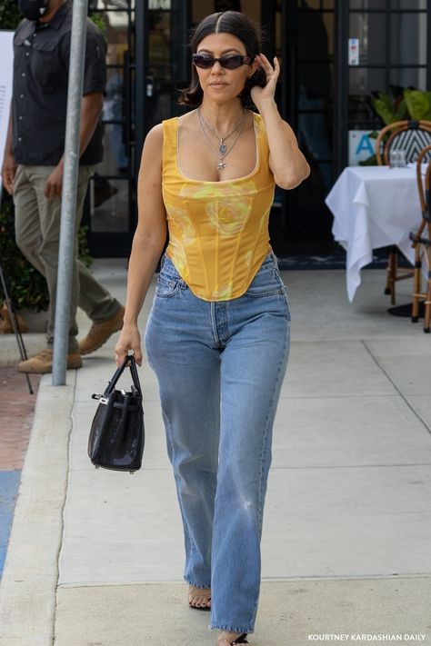 Kourtney Kardashian 2018, Yellow Corset, Kourtney Kardashian Style, Kardashian Outfit, Corset Outfit, Streetwear Inspo, Business Outfits Women, Kardashian Style, 501 Jeans