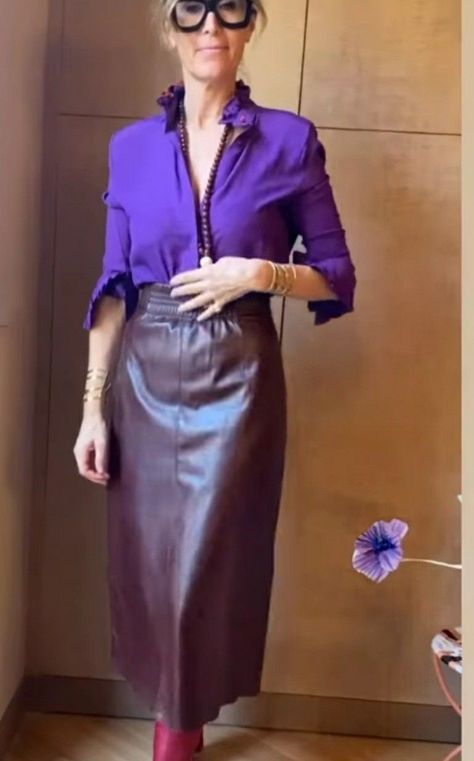 Purple Leather Skirt, Skirt Inspiration, Color Combinations For Clothes, Outfit Mujer, Purple Outfits, Fashion Capsule, Simply Chic, Professional Dresses, Purple Leather