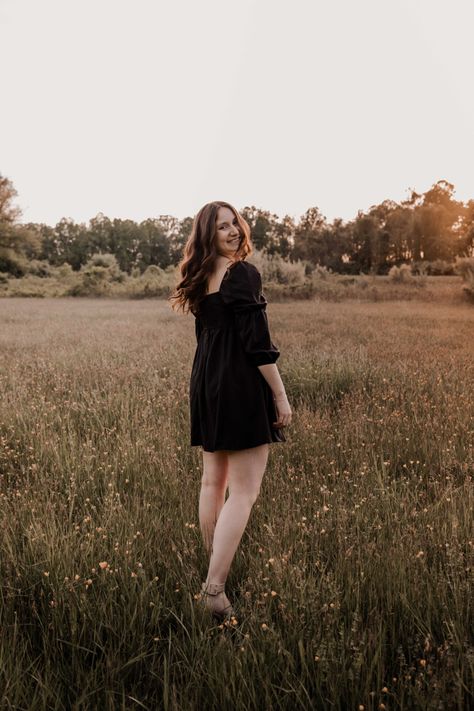 Photoshoot in field Black Dress Photoshoot Outdoor, Photoshoot In Field, Photoshoot Black Dress, Black Dress Photoshoot, Portrait Outfits, Photoshoot Outdoor, Dress Photoshoot, Family Photos, Photo Ideas