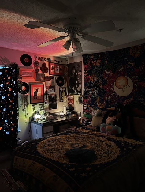 maximilist room inspo Room Ideas 70s Aesthetic, 80s Room Aesthetic, Crystal Room Decor, Grunge Bedroom, Hypebeast Room, Dream Bedroom Inspiration, Hippy Room, Chill Room, Cute Diy Room Decor