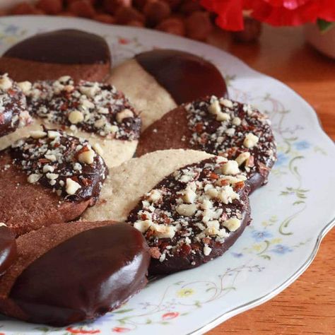 Orange Chocolate Hazelnut Bread Hazelnut Shortbread, Hazelnut Cookies, Shortbread Cookie Recipe, Cookies Christmas, Chocolate Hazelnut, Shortbread Cookies, Vegetarian Chocolate, Chocolate Cookies, Hazelnut