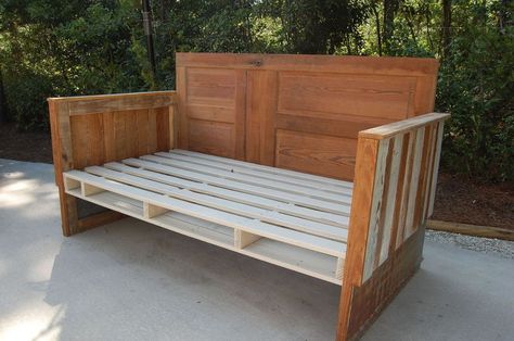 how to make a reclaimed wood day bed, diy, how to, pallet, repurposing upcycling, woodworking projects Diy Day Bed, Southern Home Decorating, Wood Day Bed, Pallet Daybed, Wooden Daybed, Diy Daybed, Murphy Bed Ikea, Murphy Bed Plans, Pallet Bed