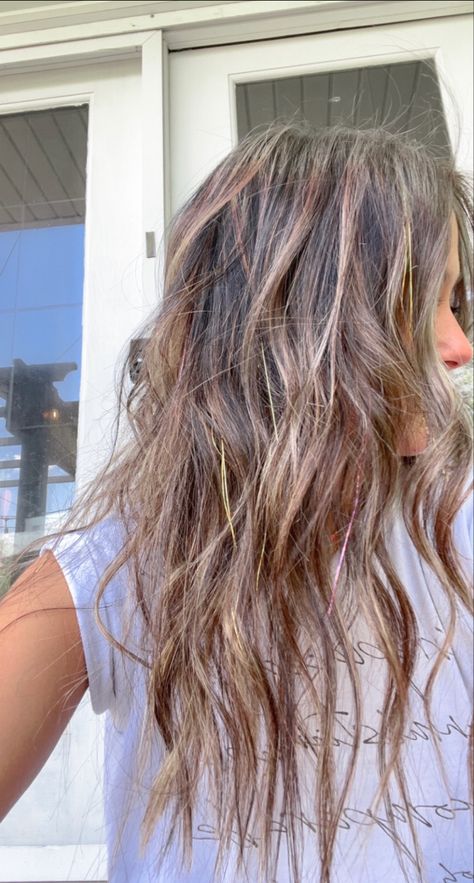 Brown Hair Tinsel, Hair Tensil Brown Hair Ideas, Gold Tinsel In Brown Hair, Brown Hair With Tinsel, Tinsel In Hair, Hair With Tinsel, Tinsle In Hair Style, Hair Tinsel Light Brown Hair, Hair Tinsel Brunette Aesthetic