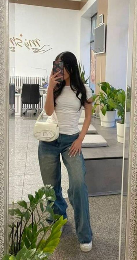 Mami Outfits Jeans, Fit Top Outfit, 77 Degree Weather Outfit, Basic Outfits For Summer, Tight Top Outfit, Short Sleeve Top Outfit, Cute Day Outfits, Basic Top Outfit, Outfits Stockholm