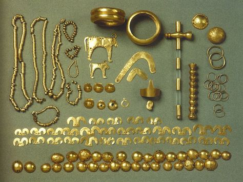 Varna golden treasure (6th - 5th millenia BC), the world's oldest gold  The discovery of the Varna Chalcolithic Necropolis revealed proofs of the oldest European civilization and the world's oldest gold. In significance the sensational discovery rivals Heinrich Schliemann's discovery of Troy.    In the investigated until recently 280 graves there have been uncovered 3,010 golden objects of overall weight of more than 6 kg, 23.5 carat purity.  (Bulgaria) Golden Treasure, Ancient Jewellery, Rome Antique, Archaeological Finds, Kahlil Gibran, Ancient Jewelry, Bronze Age, Ancient Artifacts, Stonehenge