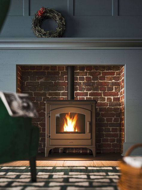 Pellet Stove Hearth, Wood Burner Fireplace, Wood Burning Stoves Living Room, Design Camino, Log Burner Fireplace, Log Burner Living Room, Tv Fal, Gas Fireplace Insert, Wood Stove Fireplace