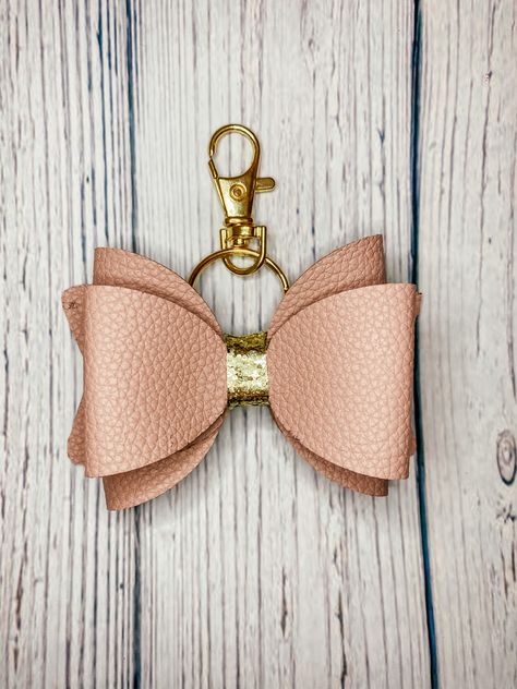 Faux Leather Ribbon Projects, Purse Charms Diy, Faux Leather Keychain, Bow Keychain, New Car Accessories, Diy Leather Earrings, Diy Bows, Easter Birthday, Leather Bookmark