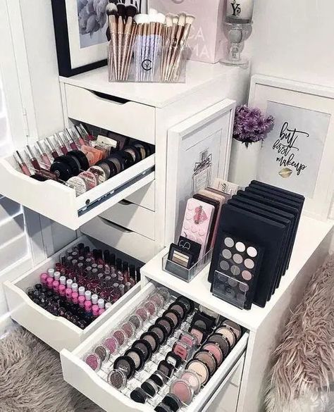 The best makeup storage ideas for small spaces Diy Makeup Organizer, Make Up Diy, Makeup Collection Storage, Rangement Makeup, Makeup Vanity Storage, Small Bedroom Storage, Alat Makeup, Makeup Organization Diy, Makeup Drawer