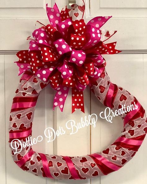 Valentine Deco Mesh Wreath, Valentine Wire Wreath Ideas, Valentine’s Day Wreath Ideas, Valentine Ribbon, Mesh Valentine Wreath, Diy Christmas Deco, Valentine Craft Decorations, Valentines Wreaths, Valentine Mesh Wreaths