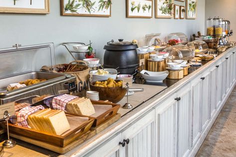 The free breakfast buffet is one of the purest pleasures of the hotel experience. Here's how you can make it all even better. Breakfast Buffet Table, Hotel Breakfast Buffet, Breakfast Station, Decoration Buffet, Hotel Buffet, Diy Breakfast, Hotel Breakfast, Buffet Restaurant, Grab And Go Breakfast