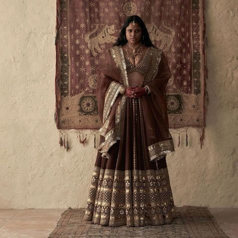 Heritage Bridal 2023: Sabyasachi's New Collection is a Dream Come True for Traditional Brides Sabyasachi Lehenga Cost, Sabyasachi Dresses, Sabyasachi Lehenga Bridal, Bridal 2023, Sabyasachi Bridal, Heavy Lehenga, Sabyasachi Mukherjee, Sabyasachi Lehenga, Traditional Bride