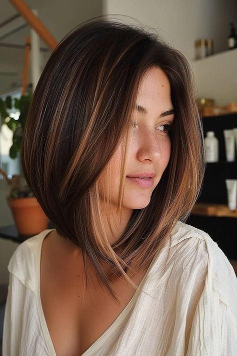 Medium-length layered haircut with natural sun-kissed highlights Long Bob Middle Part Straight, Mikado Haircut, Short Layered Haircuts For Women, Vibrant Highlights, Layered Haircuts For Women, Short Brown Hair, Chin Length Hair, Stunning Style, Short Layered