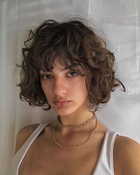 Wavy Perm Short Hair, Curly Hair Fringe, Curly Pixie Hairstyles, Natural Curly Hair Cuts, 얼굴 드로잉, Hair Inspiration Short, Short Curly Haircuts, Short Curls, Haircuts For Wavy Hair