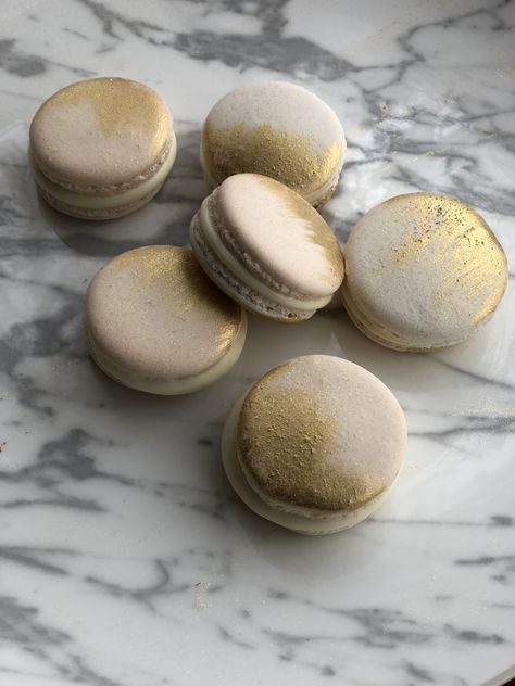 Simple yet Elegant Macarons Graduation Macarons, Elegant Macarons, Wedding Macarons, Hanging Wedding Decorations, Grad Party Decorations, Party Desserts, Gold Flakes, Grad Party, Desert Recipes