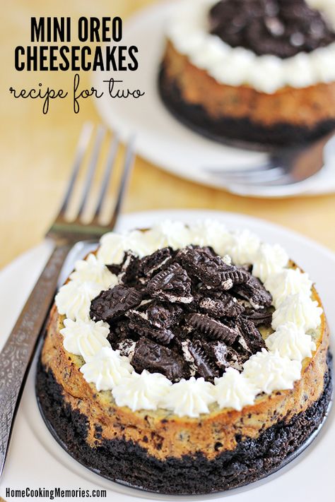 This Mini Oreo Cheesecakes for Two recipe will be the perfect answer when a large cheesecake is too much. This recipe will create two small cheesecakes in little 4" diameter springform pans. Personal Size Cheesecake, Large Cheesecake, Family Notebook, Small Cheesecakes, Mini Oreo Cheesecake, Oreo Cheesecake Recipes, Small Batch Baking, Dessert For Two, Individual Desserts