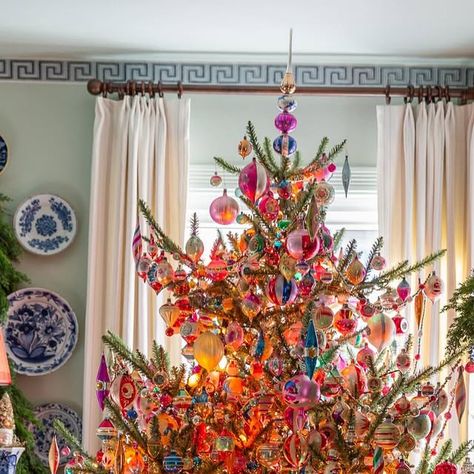 Homeworthy on Instagram: "We’re planning our holiday content at #Homeworthy!! And we’ll be filming with Leben Riebe who knows how to bring the most colorful Christmas dreams to life!🎄We’re excited to showcase @vintageholiday whose dining room tree has 1,000 lights and 1,400 vintage baubles! 🎁 And that’s just the beginning—we’ve got tons of holiday content in the works✨ Let us know who you want to see featured on Homeworthy this holiday season!   #homeworthy #christmas #decor #texas" Colored Lights Tinsel Tree, Retro Colorful Christmas, Vintage Kitsch Christmas, Maximalist Christmas Decor, Vintage Colorful Christmas, Eloise Christmas, Colorful Vintage Aesthetic, Dining Room Tree, Eclectic Christmas Trees