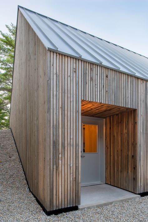 Image 11 of 32 from gallery of Moore Studio / Omar Gandhi Architect. Photograph by Greg Richardson Photography Omar Gandhi, House Cladding, Modern Barn House, Wood Architecture, Wood Cladding, Casa Exterior, Timber Cladding, Wood Siding, Modern Barn