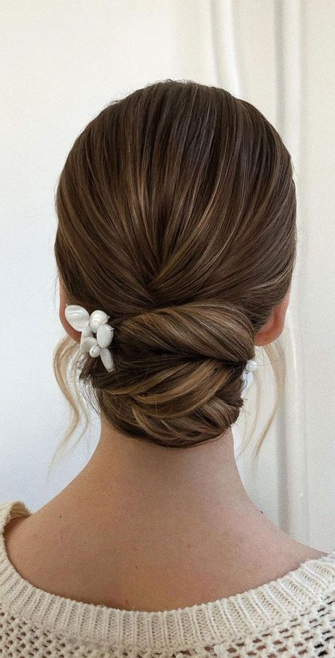 Graduation Updo, Hairdo For Graduation, Grade 8 Grad Hairstyles, Grad Hairstyles, Graduation Hairstyles With Cap, Prom Hair Updo, Easy Updo Hairstyles, Up Dos For Medium Hair, Sophisticated Hairstyles