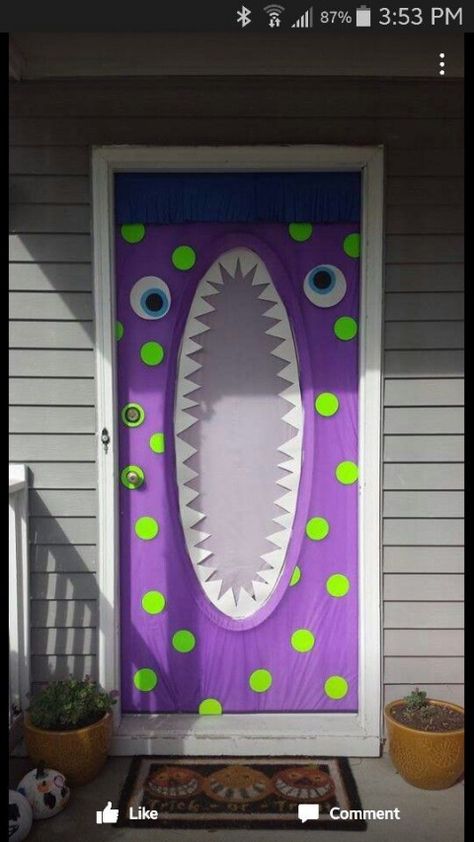 Door Monster Halloween, Monster Door Decoration, Halloween Door Decoration Ideas, Diy Halloween Door Decorations, Halloween Door Decoration, Monster Door, Halloween Classroom Door, Halloween Diy Door, Door Decoration Ideas