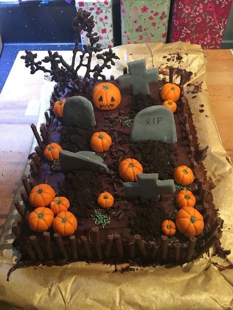 Halloween Cake Graveyard, Graveyard Cake Birthday, Graveyard Cake Ideas, Spooky Halloween Cake Ideas, Halloween Cake Aesthetic, Grave Yard Cake, Graveyard Dessert, Cemetery Cake, Halloween Themed Cakes