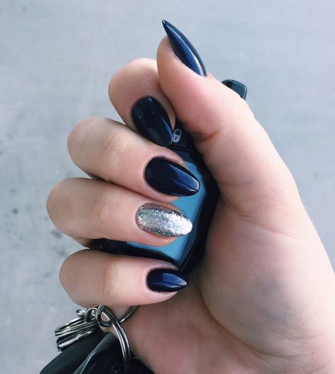 Dark Blue Nails And Silver, Navy Blue And Silver Almond Nails, Prom Nails Navy Dress, Dark Gel Nails Ideas, Nails For A Navy Blue Dress, Silver And Navy Nails, Navy Blue Silver Nails, Navy Blue And Silver Nail Designs, Navy Nails With Silver