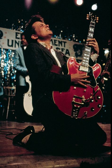 Michael J. Fox, tocando Johnny B. Goode en Volver al futuro. Memorable. Michael Fox, Johnny B, The Future Movie, Michael J Fox, J Fox, Marty Mcfly, 80s Movies, Poster Retro, Michael J