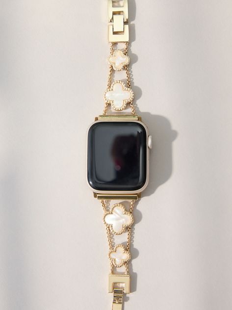 Elevate your smart watch with the cutest gold watch band featuring stone clover shapes and a delicate gold chain. This piece is perfect for everyday wear or for special occasions. Good Apple Watch Band, Apple Watch Gold Strap, Cute Watch Bands, Apple Watch Inspiration, Apple Watch Gold Band, Apple Watch Luxury, Apple Watch Aesthetic, Gold Watch Band, Apple Watch Bands Gold