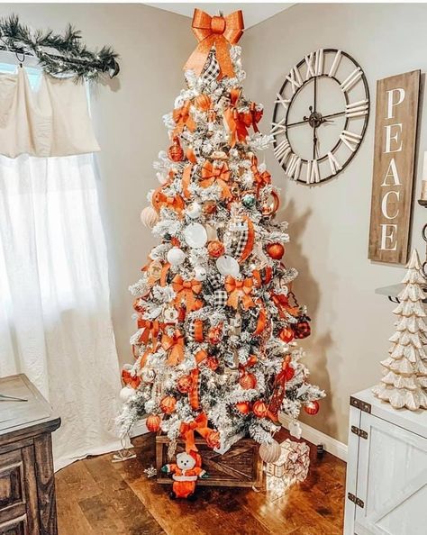 Orange Themed Christmas Tree, Orange And Gold Christmas Decor, Burnt Orange And Gold Christmas Tree, Orange And White Christmas Tree, Orange Christmas Aesthetic, Christmas Class Decorations, Thanksgiving Christmas Tree, Christmas Games Ideas, Fall Christmas Tree