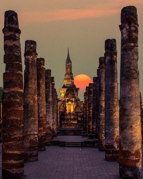 Sukhothai Historical Park, Casino Exterior, Indian Castle, Sukhothai Thailand, Thailand Culture, Thailand Architecture, Thai Architecture, Culture Of Thailand, Thai Travel