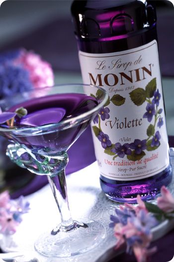 Violet Martini Lavender Martini, Vanilla Liqueur, Purple Drink, Pretty Cocktail, Color Uva, Martini Ingredients, Drinks Party, Lavender Syrup, Party Cocktails