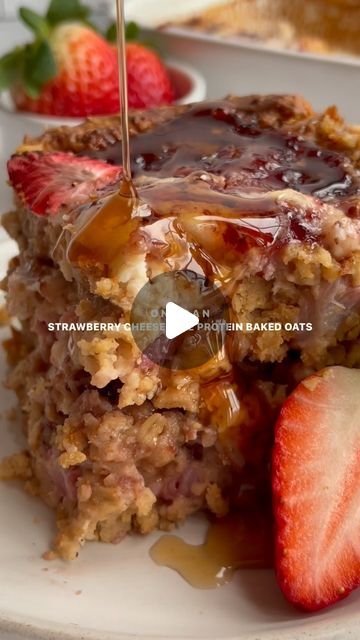 fanny on Instagram: "one pan strawberry cheesecake protein baked oats 🍓 if I love a food I’ll eat it until I get sick of it but clearly I have not gotten sick from baked oats yet. you really can’t go wrong with baked oats, it’s high in protein & a perfect meal prep breakfast 😌 comment “oats” for the full recipe! oats: 2 cups rolled oats 1/2 cup strawberry banana protein powder or more rolled oats (I used @legion use code FITFAN) 1 cup nondairy or greek yogurt (I used @chobani strawberry cheese Greek yogurt) 1 1/2 cups almond milk 1/4 cup maple syrup 1/4 cup nut butter (I used @grounduppdx strawberry black pepper) 2 tsp baking powder 1 cup chopped strawberries cheesecake topping: 4oz dairy free cream cheese 1-2 tbsp maple syrup strawberry jam" Protein Baked Oats, Strawberries Cheesecake, Cheesecake Topping, Dairy Free Cream Cheese, Protein Baking, Prep Breakfast, Cheesecake Toppings, Dairy Free Cream, Banana Protein