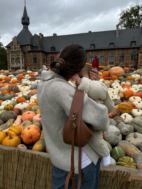 Mom and baby in autumn with pumpkins Autumn Family Aesthetic, Fall Mom Aesthetic, Fall Photo Aesthetic, Fall With A Baby, Fall Family Aesthetic, Cosy Fall Aesthetic, Fall Activities Aesthetic, Trendy Books, Dad Fits