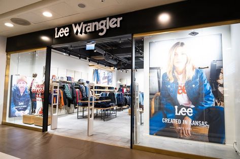 American clothing company Kontoor Brands’ Lee and Wrangler have joined forces to launch a denim store in Berlin. The dual-branded store offers consumers the ultimate denim experience, a retail concept that will be further introduced in select markets across Europe. The stores will carry a dual fascia with separate windows and frontages for each brand. Retail Concepts, Energy Crisis, American Clothing, Recycled Denim, Denim Branding, Global Brands, Information Technology, Perfect Bag, Clothing Company