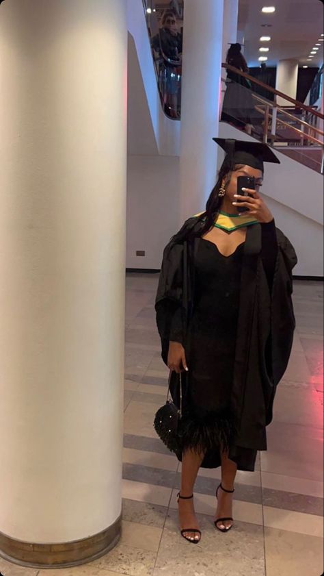 Degree Black Woman, Graduation Black Women Aesthetic, Graduation Aesthetic Black Women, College Graduation Black Women, Uni Graduation Outfit, Graduation Black Women, University Graduation Aesthetic, Masters Degree Aesthetic, Black Women Graduation Pictures