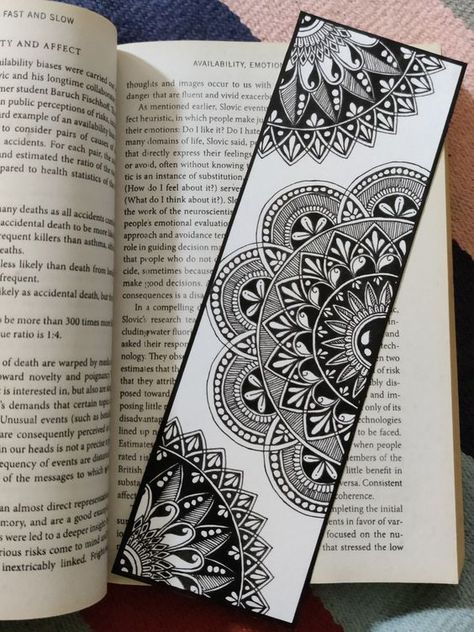 Mandala book Bookmark Ideas Black And White, Bookmarks Handmade Mandala, Bookmarks Mandala, Mandala Mehendi, Zentangle Bookmarks, Krishna Mandala, Mandala Bookmark, Bookmark Easy, Small Mandala