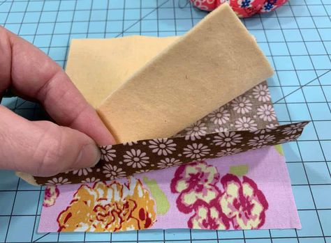 Drink Coasters Diy, Diy Wallet Pattern, Custom Drink Coasters, Mug Rug Tutorial, Felt Squares, Quilted Coasters, Fabric Crafts Diy, Mug Rug Patterns, Picture Tutorial