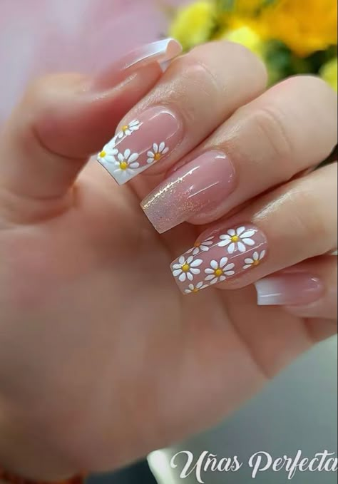 Uv Gel Nails Designs, Coral Nails With Design, Manicure Spa, Summer Vacation Nails, Elegant Touch Nails, Pedicure Designs, Fancy Nails Designs, Daisy Nails, Blush Nails