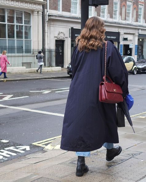 Blue Coat Street Style, Navy Trench Coat Outfit, Navy Coat Outfit, Navy Blue Dress Outfit, Trench Coat Outfit Spring, Blue Coat Outfit, Dark Blue Coat, Trench Outfit, Blue Dress Outfits