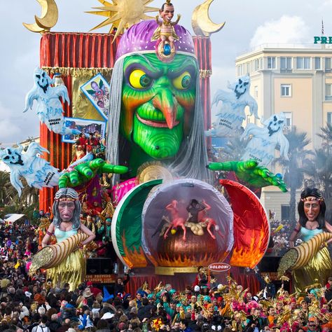 8 Best Carnival Festivals Around the World Carnival Floats, Beginning Of Lent, Techno Party, Brazil Carnival, Celebration Balloons, Carnival Festival, Rio Carnival, Fancy Costumes, Celebration Around The World